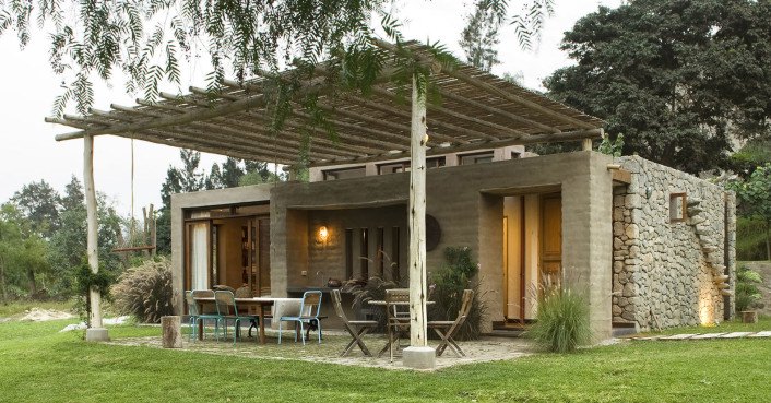 belíssima casa com pergolado de eucalipto tratado, na varanda. Com mesas e cadeiras aconchegantes 