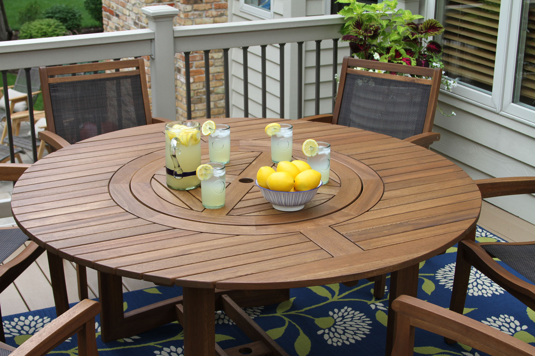 mesas e cadeiras feitas de eucalipto. Com limonada e copos por cima da mesa