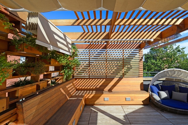moderno de jardim vertical feito com deck de madeira para jardim