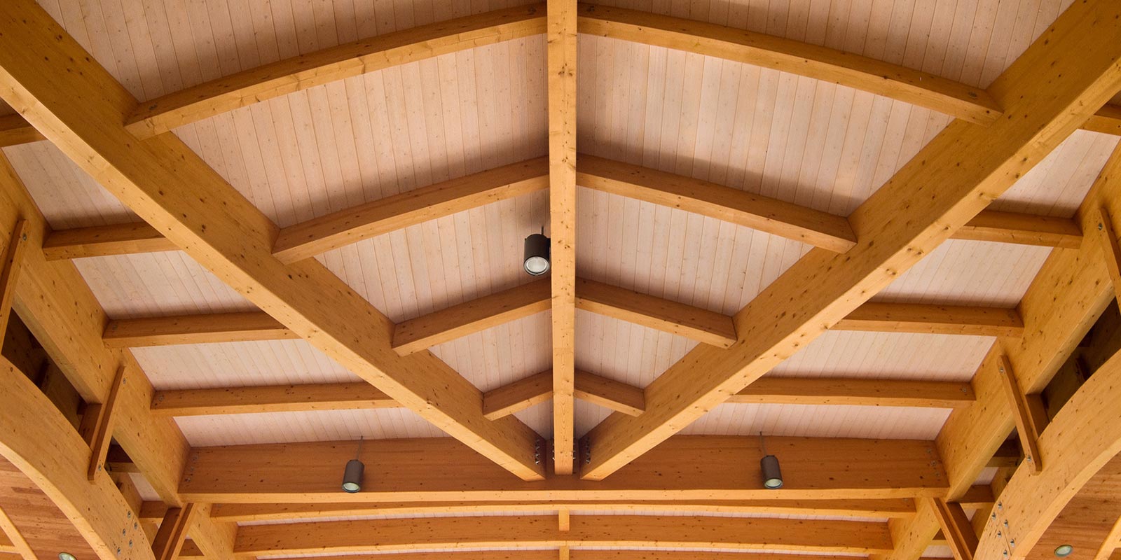 parte interna do telhado todo em madeira sua casa com mais personalidade